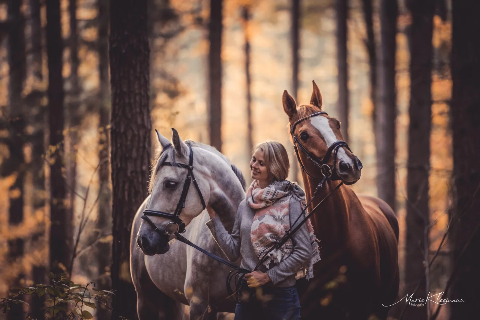 Denise Kappler mit ihren Pferden im herbstlichen Wald