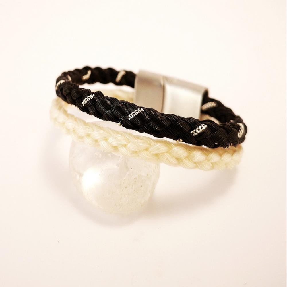 Mit Silberkette eingearbeitet