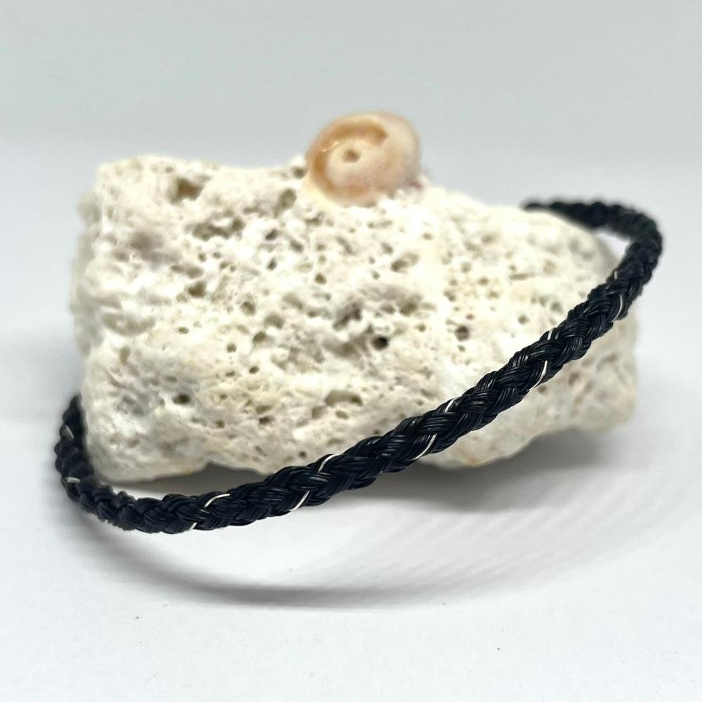 Extraschmal mit einem Silberfaden eingearbeitet