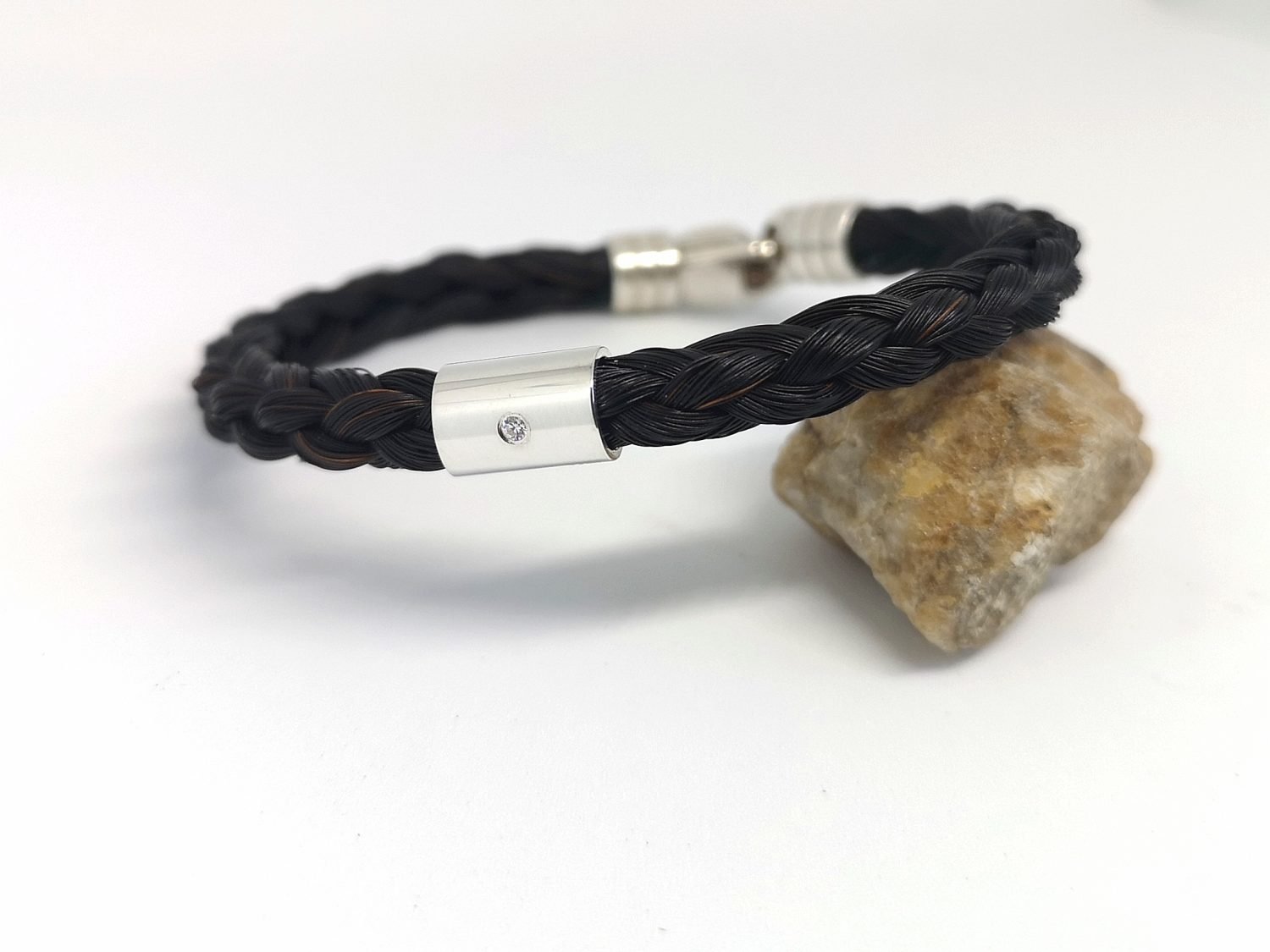 Armband aus Pferdehaar / Schweifhaar mit kurzer 925 Silberröhre und eingefasstem Zirkonia, sowie zwei gravierten Buchstaben