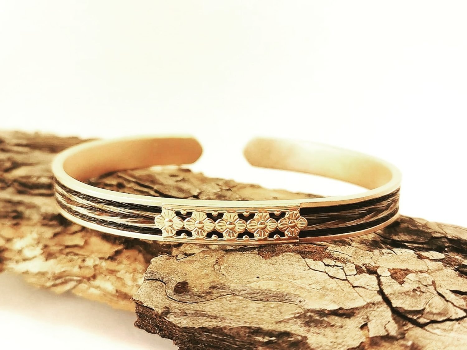 silberarmreif-aus-pferdehaar-mit-feinem-blumenmuster