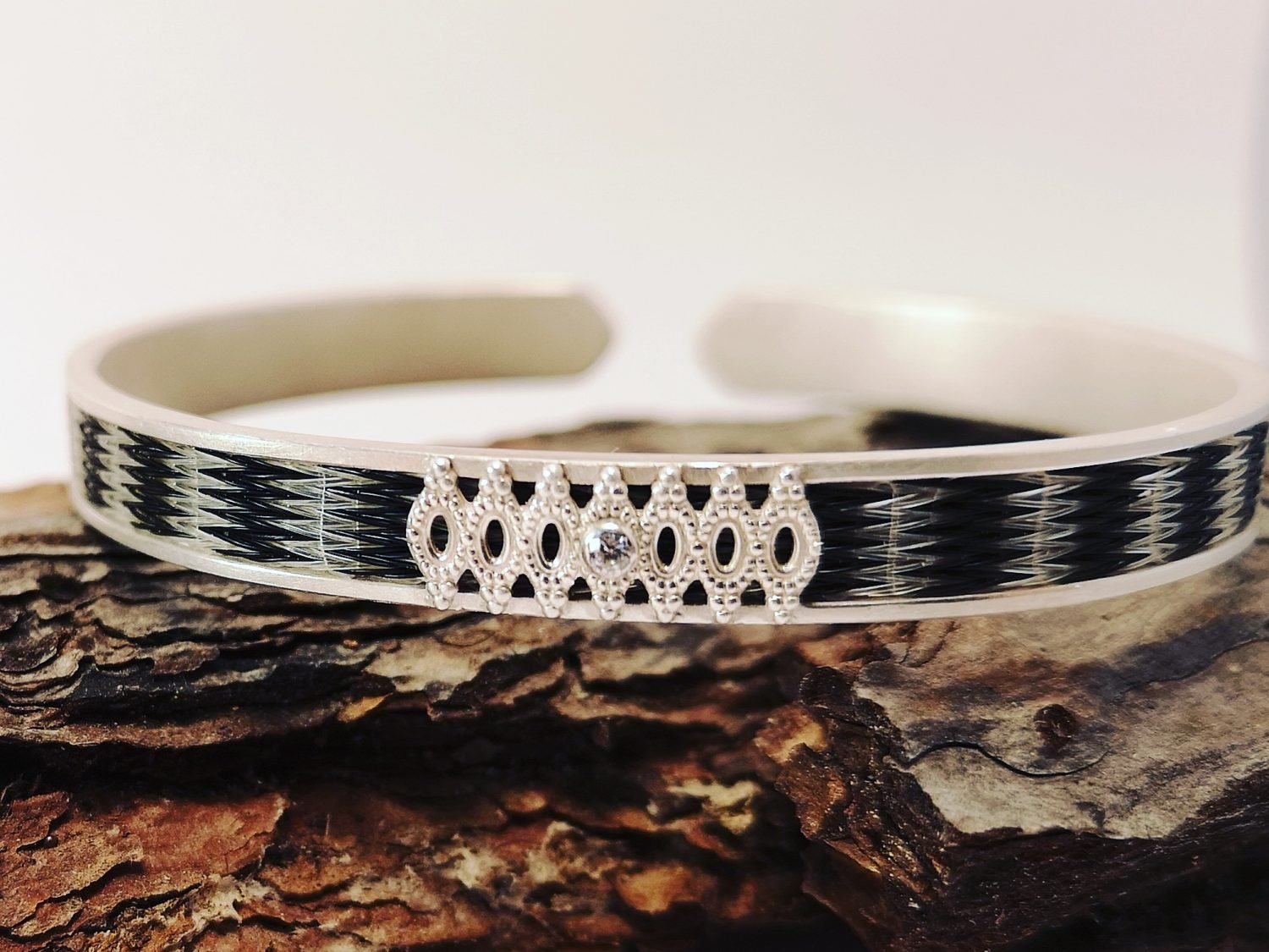 silberarmreif-aus-pferdehaar-mit-feinem-muster-und-zirkonia